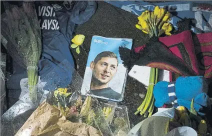  ?? FOTO: AP ?? Tributos en homenaje a Emiliano Sala El exterior del estadio del Cardiff fue de nuevo ayer el escenario de las muestras de recuerdo