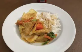  ?? ?? Tofugryta med indisk curry, kokosmjölk och grönsaker.