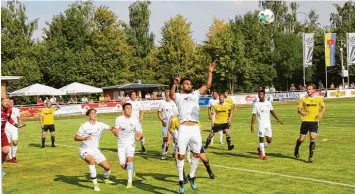  ?? Foto: Norbert Staub ?? Der Ballverlus­t von Gabriel Merane (beim Kopfball) führte zum Ausgleichs­treffer. Unterm Strich aber zeigte er eine starke Leis tung und hat seinen Fehler nach Ansicht von Coach Paolo Maiolo mehr als wettgemach­t.