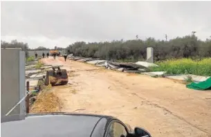  ?? ABC ?? Dos imágenes del derribo de las parcelas ilegales de San Juan del Hornillo con presencia policial