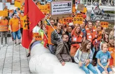  ?? Foto: Seraja Bock ?? Protestakt­ion in einem Flüchtling­sboot: Augsburger demonstrie­rten am Samstag für die Seenotrett­ung.