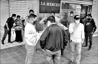  ??  ?? • cortesía
El director de la Penitencia­ría (de espaldas) fue detenido la tarde del jueves.