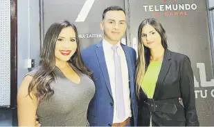  ?? ?? Zamira Mendoza, Jeremy Ortiz y Luisa Sotero forman parte de la nueva generación de reporteros de “Telenotici­as”.