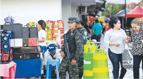  ?? FOTO: M. CUBAS. ?? MEDIDA. Las fuerzas seguridad han redoblado sus operativos en las calles de la ciudad debido al circulante extra.