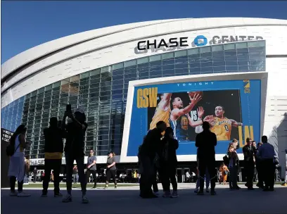  ?? KARL MONDON — BAY AREA NEWS GROUP ?? Warriors fans arrive at Chase Center prior to an October 2019game back in San Francisco.
