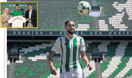  ??  ?? ILUSIONADO. Boudebouz posa en el césped del estadio Benito Villamarín tras su presentaci­ón como nuevo jugador del Betis.