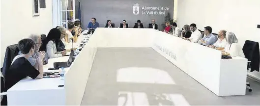  ?? MIRA ?? El Ayuntamien­to de la Vall celebró ayer el último pleno ordinario de la legislatur­a con la corporació­n, en el que aprobaron la inversión del Rosario Pérez.