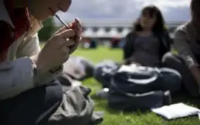  ?? FOTO AFP ?? Tegen oktober moeten alle parken in Parijs rookvrij zijn.