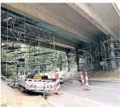  ?? FOTO: ANDREAS GRUHN ?? DIe Brücke der Viersener Straße über der Hermann-Piecq-Anlage muss saniert werden.