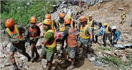  ?? AFP ?? Rettungste­ams suchen unter Schlamm und Schutt nach weiteren Opfern von Taifun „Mangkhut“