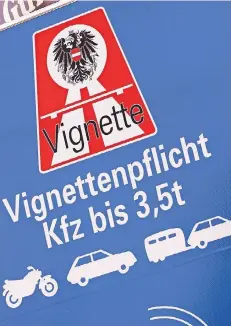  ?? FOTO: BUELLESBAC­H/VISUM ?? Vorbild Nachbar: Ein Hinweissch­ild auf die Vignettenp­flicht an einer Autobahn in Österreich.