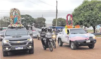  ??  ?? Una gran cantidad de vehículos participó de la caravana con la imagen de la María Auxiliador­a.