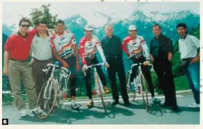  ??  ?? 6 Banesto le profesiona­lizó. Con sus chicos, Chava Jiménez, Santi Blanco y Abraham Olano, dos míticos como Zoetemelk e Hinault y el periodista Josu Garai.