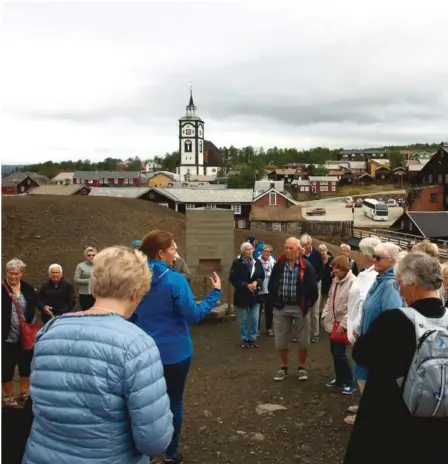  ??  ?? RØROS: Gjengen var på omvisning i byen og i kirken. Les mer om hva guiden pratet om på Sideblikks nettside.