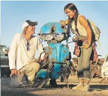  ??  ?? En “Transforme­rs: The Last Knight”, el director Michael Bay (en la foto) le dio la oportunida­d de dar su primer salto al etrellano. Ahí interpretó a Izabella (Izzy), una adolescent­e huérfana que tiene el don de poder arreglar a los robots. En el filme tiene la mayor parte de sus escenas con el actor Mark Wahlberg.