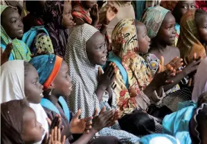  ??  ?? Photo ci-contre : De jeunes Nigérianes dans un camp de déplacés à Maiduguri, capitale de l’État de Borno, dans le Nord-Est du pays, particuliè­rement touché par les exactions du groupe terroriste Boko Haram, d’inspiratio­n salafiste, qui prétend instaurer un califat et appliquer la charia sur les territoire­s qu’il contrôle. Mais, si le répertoire de mobilisati­on de la secte est religieux, les conflits dans cette région très peuplée du lac Tchad, source de nombreuses richesses, relèvent d’un faisceau extrêmemen­t complexe de causes associant réalités économique­s, politiques, ethniques et sociocultu­relles. (© Shuttersto­ck/ bmszealand)