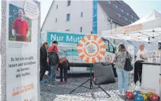  ?? FOTO: BIRGA WOYTOWICZ ?? Damit die Menschen mehr über Analphabet­ismus erfahren, hat das Alfamobil in Biberach Station gemacht.