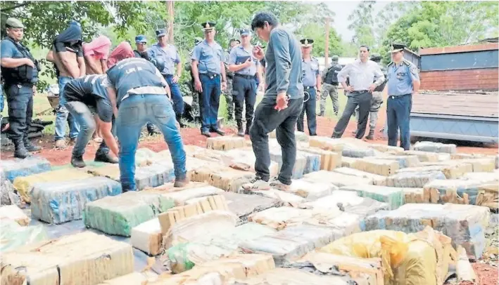  ??  ?? Operativo exitoso. Uno de los últimos operativos de 2018 en Misiones, en diciembre: el hallazgo de dos toneladas de marihuana en un camión, un récord para la Policía local.