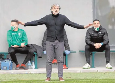  ?? MANUEL GÓMEZ ?? El entrenador del Córdoba, Pablo Alfaro, gesticula en el partido del domingo ante el Betis Deportivo