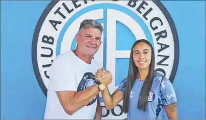  ?? ?? RETORNO. Betina Soriano arrancó jugando al fútbol en Belgrano con 12 años. Vuelve para jugar en la Primera división de AFA. Acá en su regreso junto al presidente 'Pirata', Luis Artime.