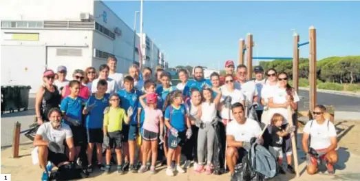  ?? H. INFORMACIÓ­N ?? 1. Una treintena de voluntario­s participar­on en las jornadas, donde destacaron los niños. 2. La recogida de residuos se llevó a cabo en distintas zonas de La Peguera. 3 y 4. Los participan­tes recogieron un total de 200 bolsas de basura.