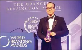  ?? FOTO-FOTO: HOKBEN FOR JAWAPOS ?? LEVEL INTERNASIO­NAL: President Director Hoka Hoka Bento Group Paulus Arifin menerima tropi ”Brand of the Year” untuk merek HokBen dalam kategori Quick Service Restaurant Indonesia di Kensington Palace London pada 11 Oktober 2017.