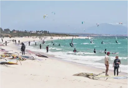  ?? Foto: Lena Kuder ?? Die Playa de Valdevaque­ros lockt vor allem Kite-Surfer in Massen an.