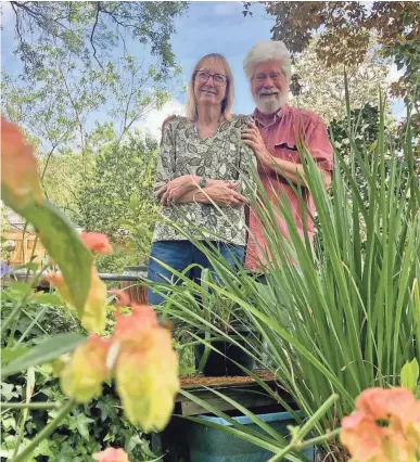  ?? JOSEPHINE JOHNSON/FOR THE SAVANNAH MORNING NEWS ?? Deborah and Jones Cahill in their backyard garden where they grow as many as 100 plants each year that they donate to the annual Windsor Forest Garden Club plant sale