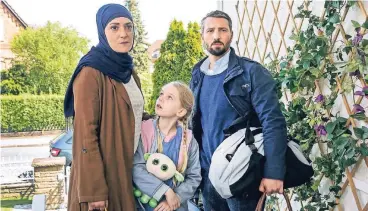 ??  ?? Die Pflegeelte­rn Sehra (Neshe Demir, l.) und Cem Balta (Murathan Muslu) bringen Pia (Malina Harbort) in einer Szene des Films „Das deutsche Kind“zu ihren Großeltern.