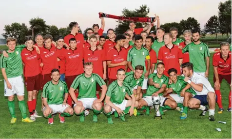  ?? Foto: Reinhold Rummel ?? Die beiden Finalisten des Landkreisp­okals der A Junioren auf der Sportanlag­e in Gebenhofen stellten sich zum Siegerfoto: Landkreism­eister FC Stätzling (grünes Trikot) und der Vize Landkreise­meister TSV Dasing( rotes Trikot). Am Ende fiel die...