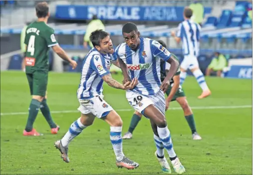  ??  ?? Explosión de júbilo de Isak, agarrado por su compañero Portu, tras remontar ante el Espanyol ayer en el Reale Arena.