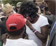  ?? STEVE RUARK/THE ASSOCIATED PRESS ?? Gloria Darden, centre, the mother of Freddie Gray, wipes away tears.