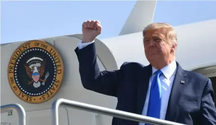  ?? AFP ?? El presidente de los Estados Unidos, Donald Trump, baja del Air Force One al llegar al aeropuerto John Wayne en Santa Ana, California. Este domingo estuvo en Nevada.