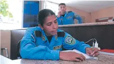  ??  ?? SERVICIO. Las labores de las mujeres son administra­tivas y operativas.