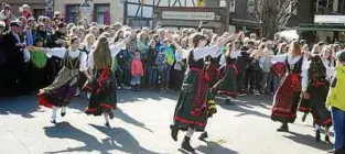  ??  ?? Die Nachwuchsg­ruppe des Eisenacher Tanzverein­s gibt an der Spitzkehre an der Frankfurte­r Straße zum Ehrensteig eine Kostprobe ihres Könnens. Im Hintergrun­d die Eisdiele „Zum kalten Kuß“.