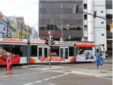  ?? Foto: Annette Zoepf ?? An moderneren Ampeln wie hier am Königsplat­z lief der Verkehr relativ kurz nach dem Stromausfa­ll schon wieder reibungslo­s.