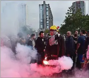  ??  ?? Lors de la manifestat­ion contre la loi Travail, le 12 septembre, à Paris.