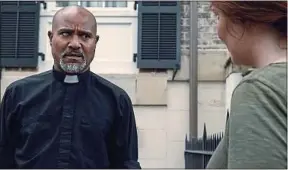  ??  ?? Seth Gilliam (à g.) interprète le père Gabriel depuis la saison 5 .