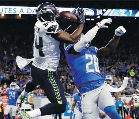  ?? PAUL SANCYA/THE ASSOCIATED PRESS ?? Seattle Seahawks tight end Ed Dickson catches a 12-yard pass for a touchdown over Detroit Lions strong safety Quandre Diggs in a breakout second quarter for the Seahawks offence in Seattle’s 28-14 victory at Ford Field in Detroit.