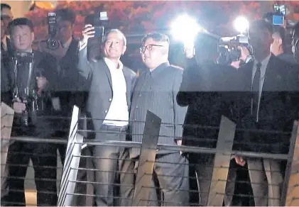  ?? AFP ?? Selfie. KimJong-un y el canciller de Singapur, en la noche previa a la reunión con Trump durante un paseo.