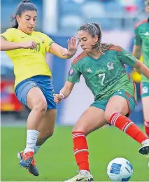  ?? ?? María Sánchez (der.) de México disputa un balón en el partido de ayer