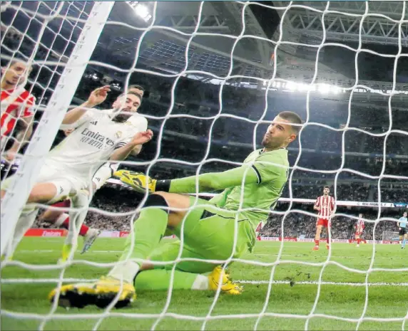  ?? ?? Momento en el que Dani Carvajal, en el minuto 99, entra a rematar en el segundo palo y marca el gol de la victoria del equipo de Ancelotti.