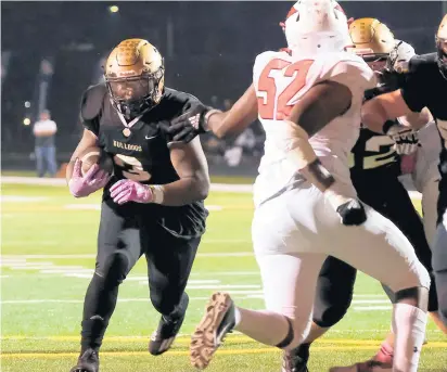  ?? GARY MIDDENDORF/DAILY SOUTHTOWN ?? Richards’ Jadon Wilson finds an opening for a touchdown against Eisenhower during Friday’s game.