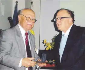  ?? ?? Francis Formosa being awarded a medal of recognitio­n for his contributi­on to the local pharmacy profession by A. Serracino Inglott (2008).