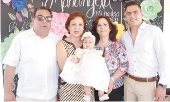  ??  ?? Gerardo López Mejía, Cristina Ruiz, Graciela de la Mora y con su nieta Mariángela Martínez López y el papá de la niña Jorge Martínez.
