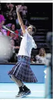  ??  ?? Schottenro­ck ’n’ Roll: Roger Federer beim Benefiz in Glasgow