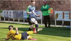  ?? Foto: Karin Tautz ?? Fabian Schmidt und der VfL Westendorf haben im Rennen um Platz zwei die Hürde SC Biberbach (am Boden Tobias Schenk) übersprung­en. Trainer Herwig Storzer sieht’s mit Wohlgefall­en.