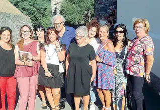  ??  ?? Vittorio Sgarbi con le donne del comitato nato per costruire la nuova libreria a Lucignana