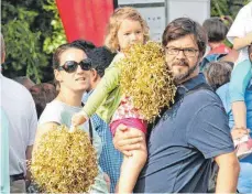  ??  ?? Anfeuern geht mit Pompoms am besten, das wissen auch die Jüngsten.