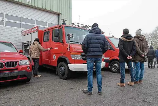  ?? Fotos: Laurent Ludwig ?? Vor der Auktion gilt es, das Angebot kritisch zu begutachte­n, denn Garantiean­sprüche gibt es nicht.